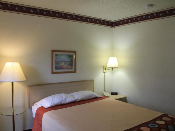 Super 8 by Wyndham San Antonio/Fiesta : photo 2 de la chambre chambre lit king-size - non-fumeurs