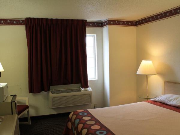 Super 8 by Wyndham San Antonio/Fiesta : photo 5 de la chambre chambre lit king-size - non-fumeurs