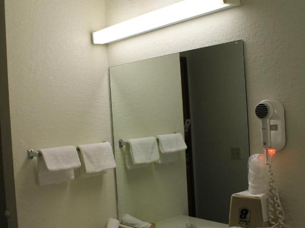 Super 8 by Wyndham San Antonio/Fiesta : photo 3 de la chambre chambre lit queen-size - non-fumeurs