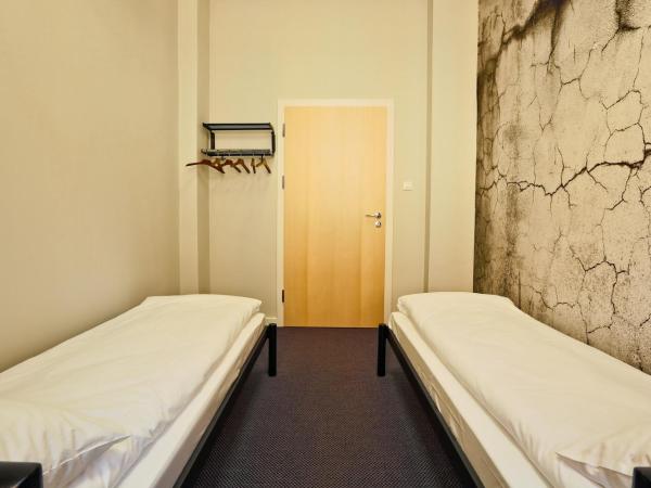 Sleep in Hostel & Apartments Stary Rynek : photo 3 de la chambre chambre lits jumeaux avec salle de bains commune