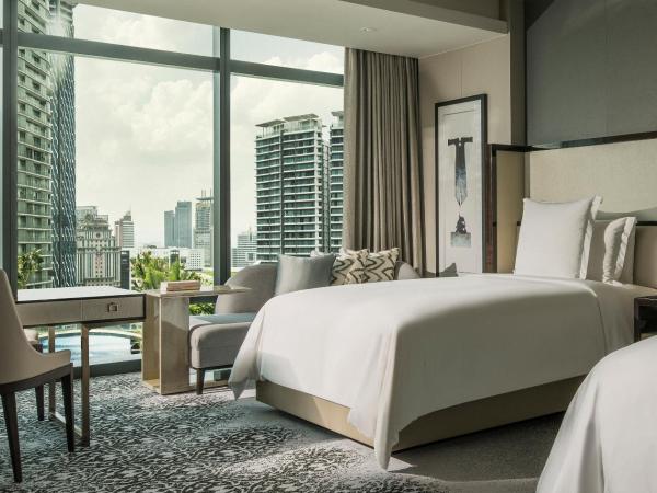 Four Seasons Hotel Kuala Lumpur : photo 4 de la chambre chambre double avec vue sur la piscine et le jardin