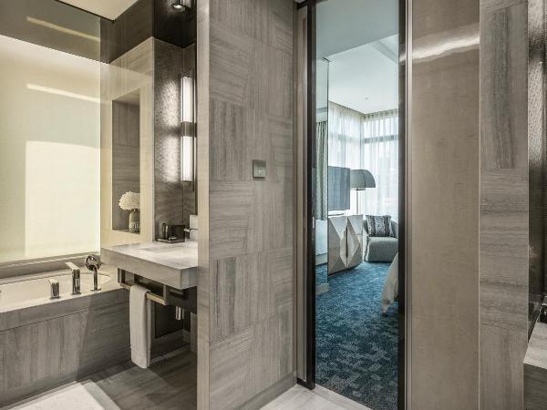 Four Seasons Hotel Kuala Lumpur : photo 4 de la chambre suite junior avec lit king-size et vue sur parc