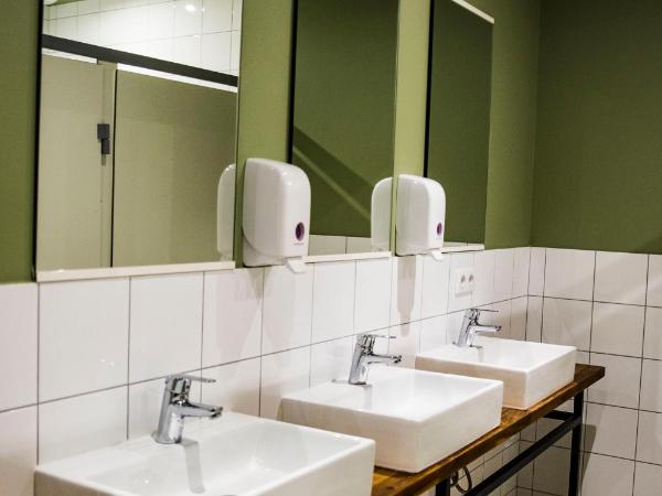 Georges Hostel & Café : photo 1 de la chambre chambre quadruple Économique avec salle de bains commune