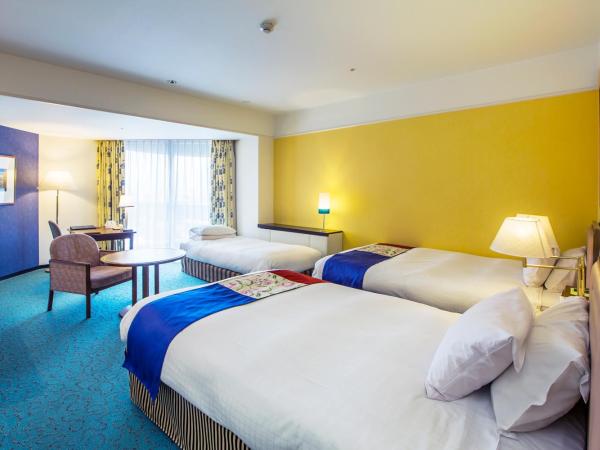 Kobe Portopia Hotel : photo 1 de la chambre chambre lits jumeaux deluxe avec lit d’appoint et balcon - aile sud - non-fumeurs