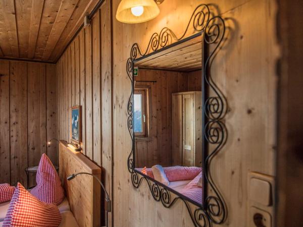 Hocheckhuette On Top of the Kitzbuehel Hahnenkamm Mountain : photo 3 de la chambre zimmer 2 - quadruple room with shared bathroom