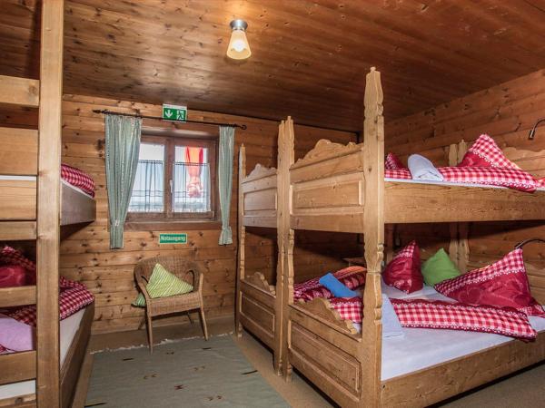 Hocheckhuette On Top of the Kitzbuehel Hahnenkamm Mountain : photo 2 de la chambre zimmer 1 - quadruple room with shared bathroom