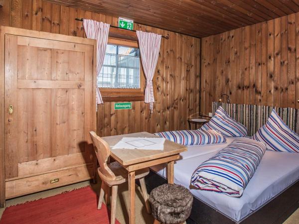 Hocheckhuette On Top of the Kitzbuehel Hahnenkamm Mountain : photo 1 de la chambre zimmer 1 - quadruple room with shared bathroom