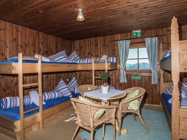 Hocheckhuette On Top of the Kitzbuehel Hahnenkamm Mountain : photo 3 de la chambre zimmer 7 - six bed room with shared bathroom