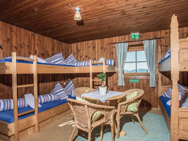 Hocheckhuette On Top of the Kitzbuehel Hahnenkamm Mountain : photo 7 de la chambre zimmer 7 - six bed room with shared bathroom