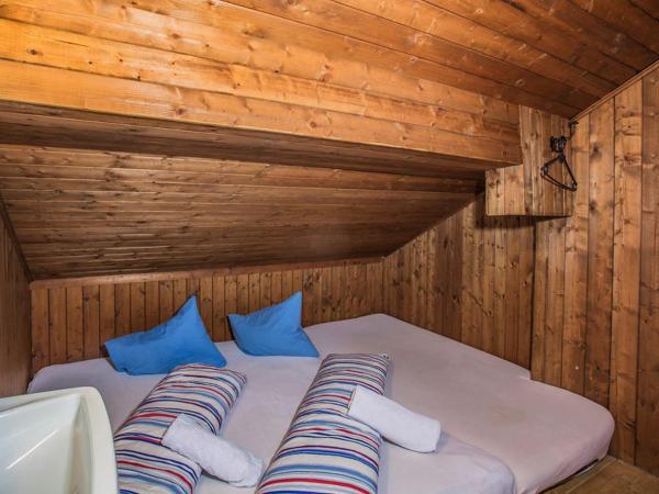 Hocheckhuette On Top of the Kitzbuehel Hahnenkamm Mountain : photo 4 de la chambre murmel 3 - single bed in mixed dormitory room