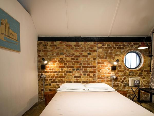 The Brownstone Hostel & Space : photo 1 de la chambre chambre lit queen-size deluxe