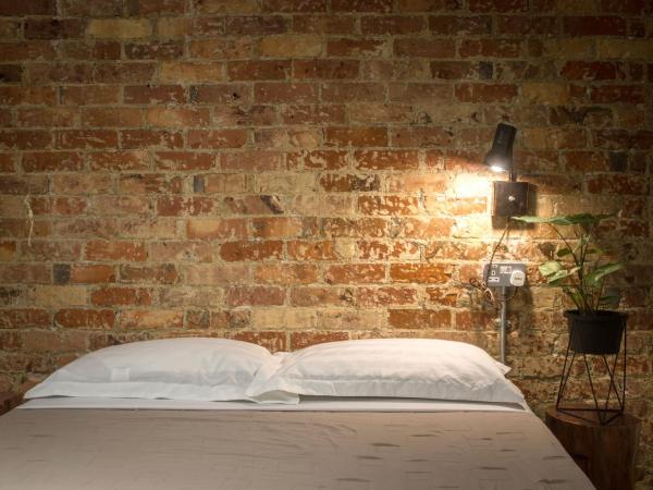 The Brownstone Hostel & Space : photo 2 de la chambre chambre quadruple avec salle de bains commune