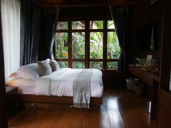 Baansuwanburi - บ้านสุวรรณบุรี : photo 10 de la chambre chambre lit king-size - vue sur Étang et jardin