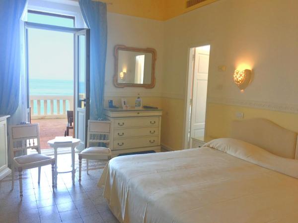 Villa Las Tronas Hotel & SPA : photo 2 de la chambre chambre double avec balcon - vue sur mer
