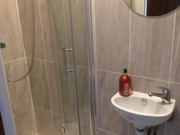 simply guesthouse : photo 8 de la chambre chambre double deluxe avec douche