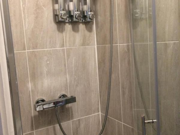 simply guesthouse : photo 10 de la chambre chambre double deluxe avec douche