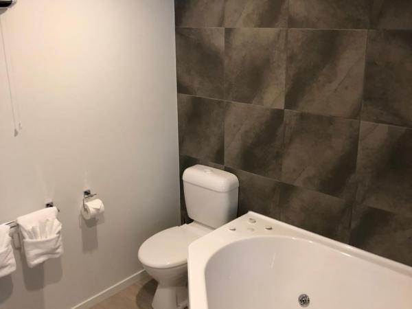 Baycourt Lakefront Motel : photo 2 de la chambre suite familiale avec bain à remous