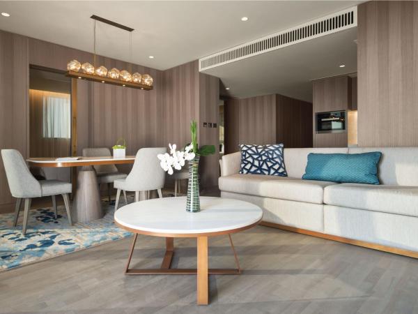 Jumeirah Beach Hotel Dubai : photo 1 de la chambre suite 3 chambres - vue sur l'océan et terrasse privée - comprend le petit-déjeuner et le goûter quotidiens, des boissons et des canapés en soirée, l'accès au salon club avec des rafraîchissements toute la journée et l'accès au parc aquatique wil