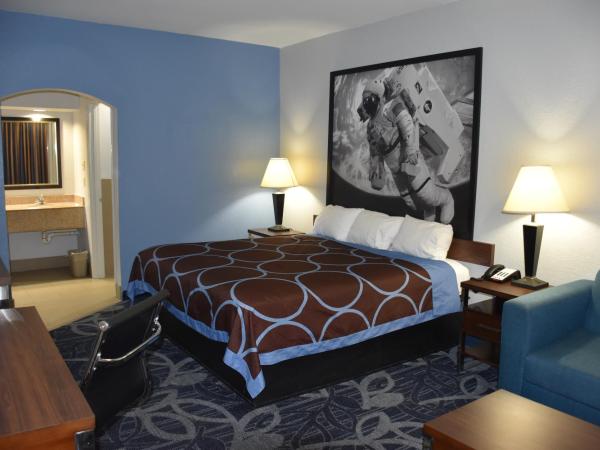 Super 8 by Wyndham Houston Hobby Airport South : photo 1 de la chambre chambre lit king-size - fumeurs