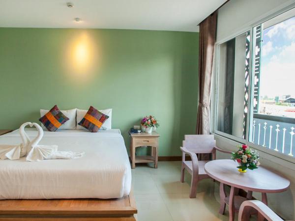 At Ruam Chok Hotel : photo 3 de la chambre chambre deluxe double ou lits jumeaux