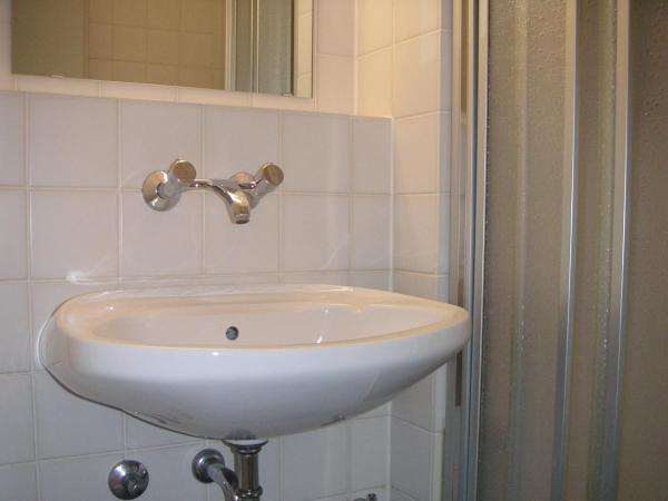 Jugendherberge Bonn : photo 4 de la chambre chambre lits jumeaux avec salle de bains privative