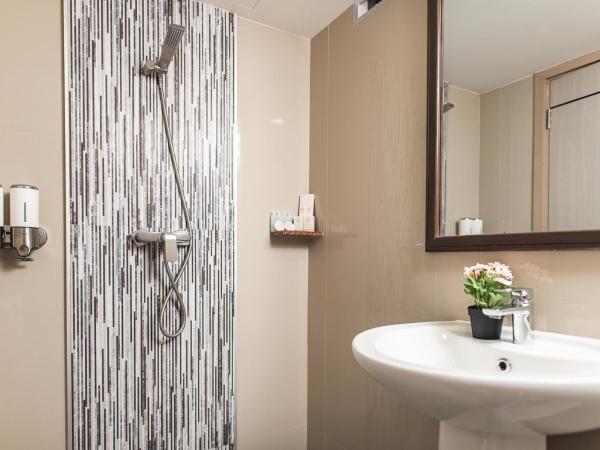 D&D Inn Khaosan : photo 8 de la chambre chambre lit queen-size classique sans fenêtre