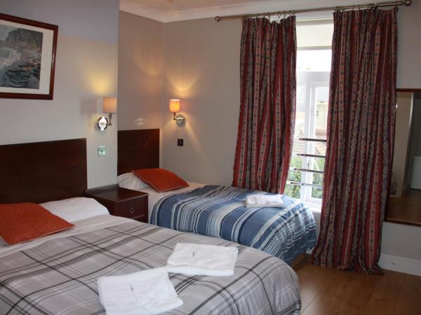 Ambassador Hotel : photo 9 de la chambre chambre triple avec salle de bains privative