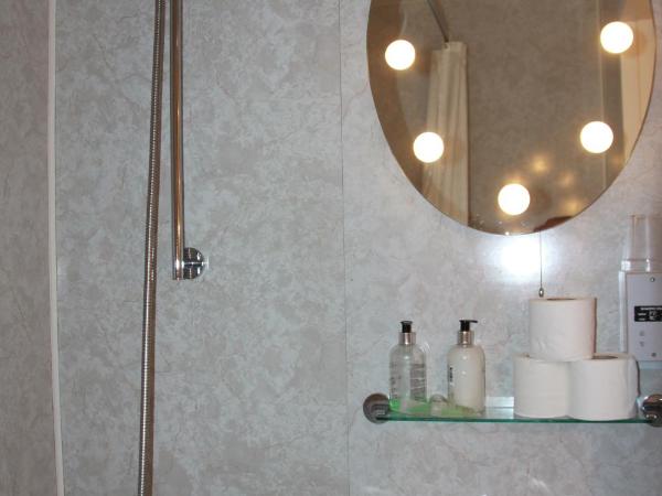 Ambassador Hotel : photo 2 de la chambre chambre lits jumeaux avec salle de bains privative