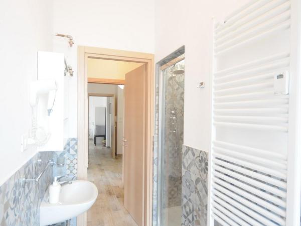 Cortesia 4 : photo 2 de la chambre chambre double ou lits jumeaux avec salle de bains privative