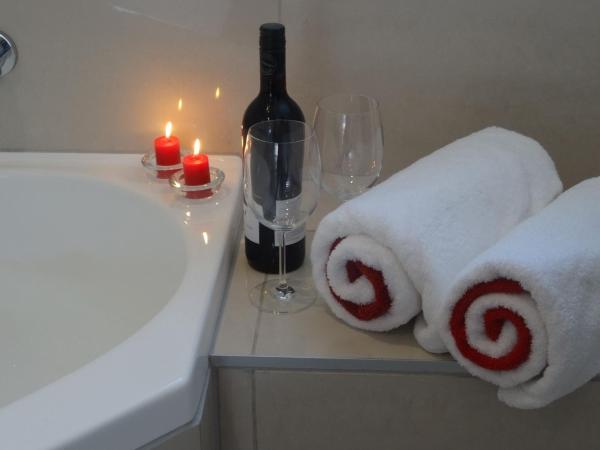 Dunedin Palms Motel : photo 5 de la chambre suite lit king-size avec baignoire spa