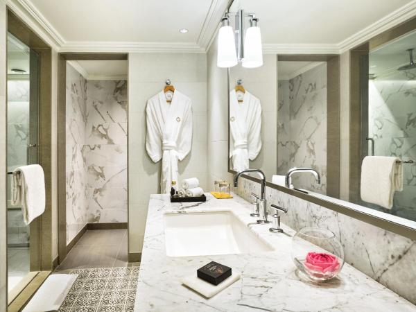 Taj Connemara, Chennai : photo 5 de la chambre hébergement lit king-size grande de luxe