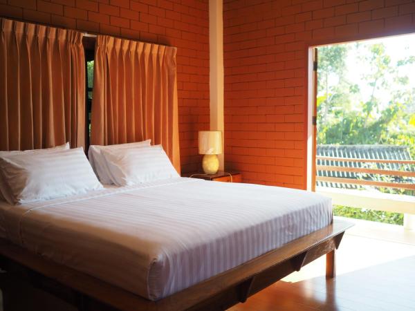 Saen Kam Resort : photo 6 de la chambre chambre lit king-size - vue sur jardin