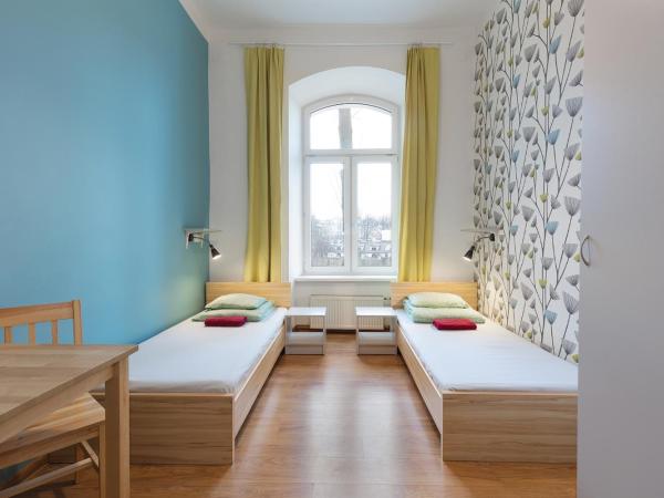 Atlantis Hostel : photo 5 de la chambre chambre lits jumeaux avec salle de bains commune