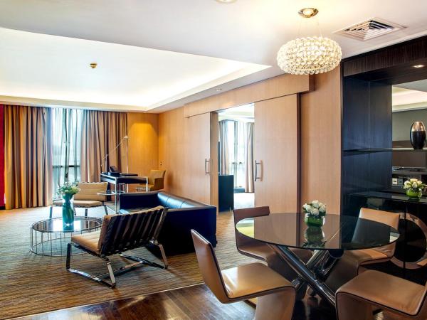 Radisson Blu Hotel, Dubai Media City : photo 4 de la chambre suite 1 chambre avec accès au salon