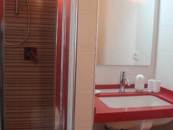 Blue Sea Rooms Apartment Cagliari : photo 10 de la chambre chambre double avec salle de bains privative