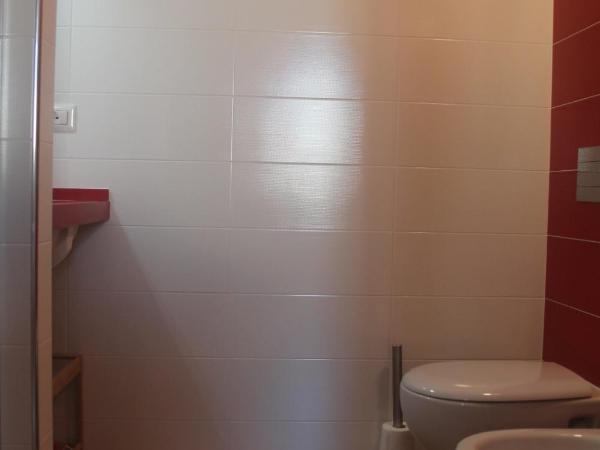 Blue Sea Rooms Apartment Cagliari : photo 9 de la chambre chambre double avec salle de bains privative