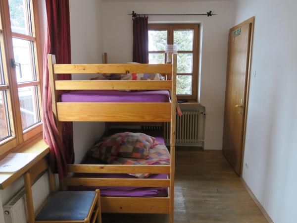 SnowBunnys BackPackers Hostel : photo 5 de la chambre chambre lits jumeaux avec salle de bains commune