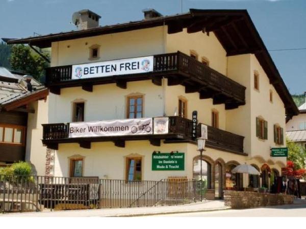 SnowBunnys BackPackers Hostel : photo 10 de la chambre chambre lits jumeaux avec salle de bains commune