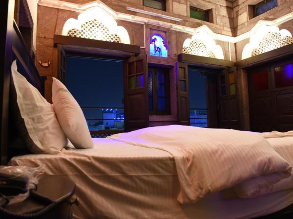 The Thikana Heritage : photo 7 de la chambre suite lit king-size avec balcon