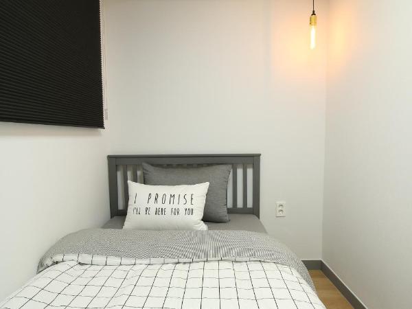 Heima Guesthouse Hongdae : photo 10 de la chambre chambre simple avec salle de bains privative