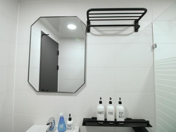 Heima Guesthouse Hongdae : photo 8 de la chambre chambre triple avec salle de bains privative