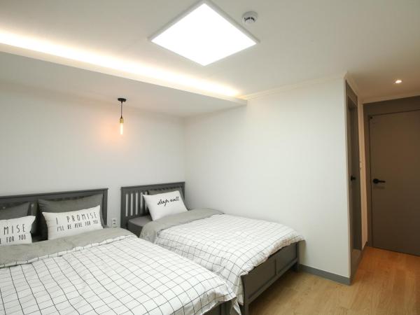 Heima Guesthouse Hongdae : photo 6 de la chambre chambre triple avec salle de bains privative
