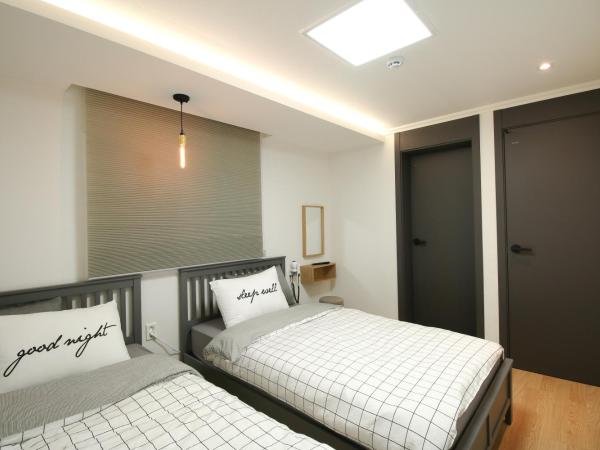 Heima Guesthouse Hongdae : photo 10 de la chambre chambre lits jumeaux avec salle de bains privative