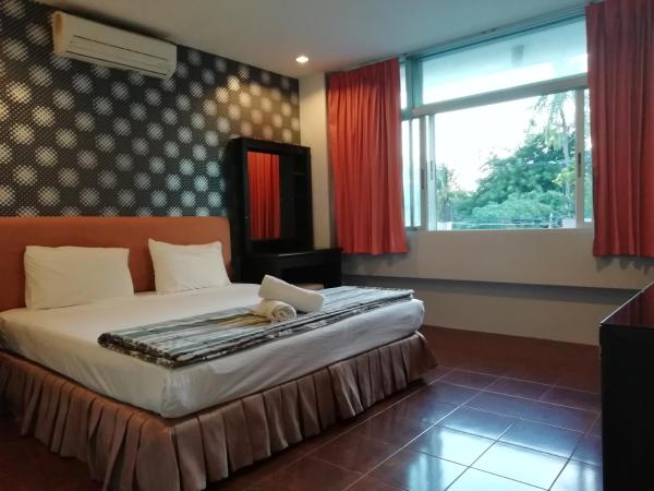 FnB Hotel Central Pattaya : photo 10 de la chambre chambre standard lit queen-size