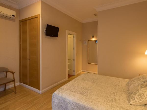 Hostal Santillan : photo 8 de la chambre chambre double supérieure - vue sur la gran via
