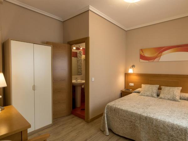 Hostal Santillan : photo 3 de la chambre chambre double avec salle de bains privative