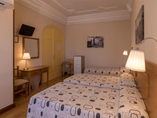 Hostal Santillan : photo 3 de la chambre chambre triple avec salle de bains privative