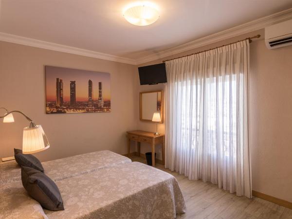 Hostal Santillan : photo 3 de la chambre chambre lits jumeaux avec salle de bains privative