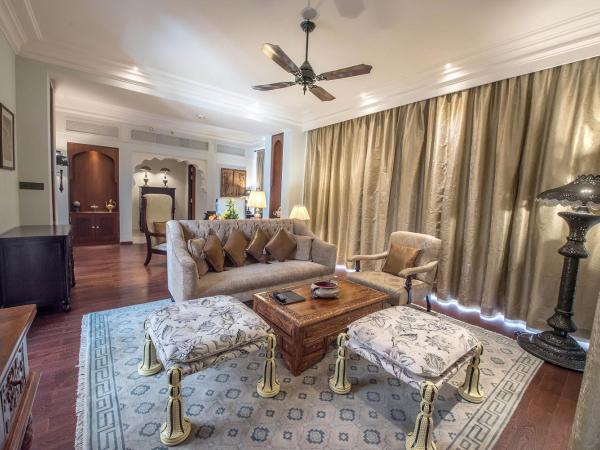 Fairmont Jaipur : photo 4 de la chambre fairmont suite cocktail hours at club lounge, butler on call,complimentary 2 pint of beer per room per stay, 20% off on spa,f&b and laundry, evening rituals shaam-e-khaas, happy hours ( buy 1 get 1) at anjum bar on selected beverages.