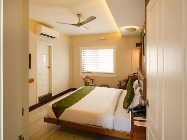 Treebo The Qasr : photo 2 de la chambre [sanitized] standard double room